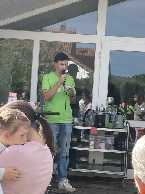 Lukas Güth und seine Mitarbeitenden laden zur nächsten Ausgabe von Kirche Kunterbunt ein | Foto: LKG Brackel