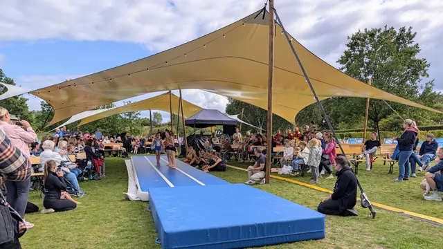 Das Programm war vielfältig: Neben Comedy und Musik gab es auch eine Darbietung der Kunstturngemeinscahft Lüneburger Heide | Foto: Jan Filter