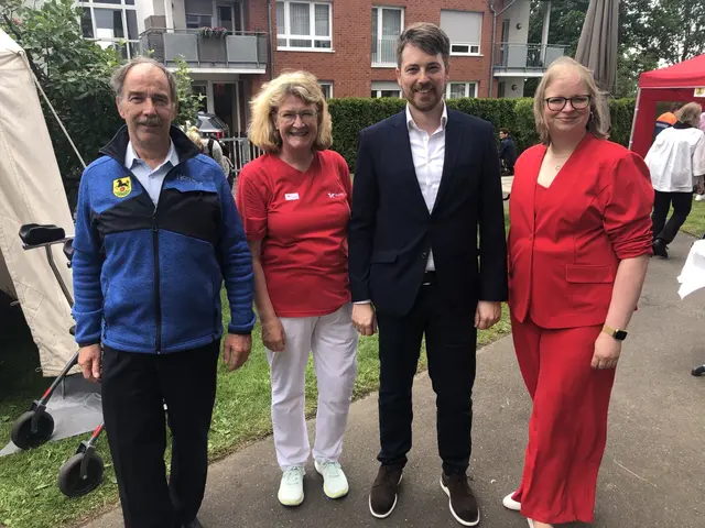 Ehrenamt und Profis beim Sommerfest im Haus Kiekeberg:
Gemeinderat Hartmut Zerwer (v.l.n.r.), Pflegekraft Sitta Schwentke, Bürgermeisterkandidat Friedemann Blaffert und Katharina Töpper, Leiterin der Einrichtung | Foto: M. Grabe