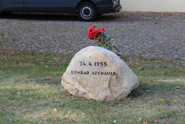 Der Gedenkstein im Bahnhofsgarten erinnert an den Tag, als Konrad Adenauer Wulfsen besuchte | Foto: ce