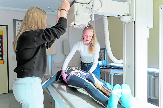 Rieke Westermann (li.) und Marie Koppelmann üben mit dem Dummy die korrekte Einstellung des Röntgengerätes | Foto: Elbe Kliniken/Kati Meyer-Thiedig