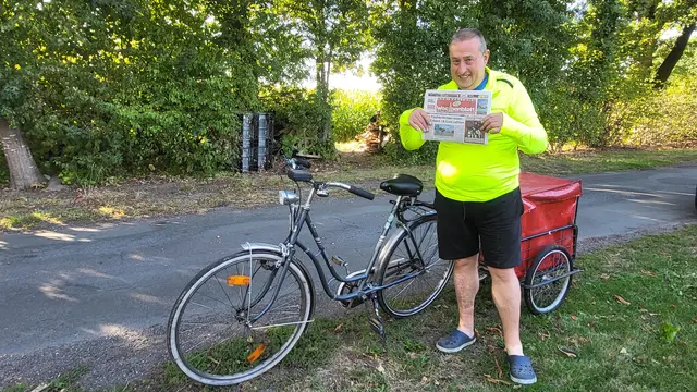 Einer von 1.300 Zustellerinnen und Zustellern: Jörg Köster trägt in Ahlerstedt aus