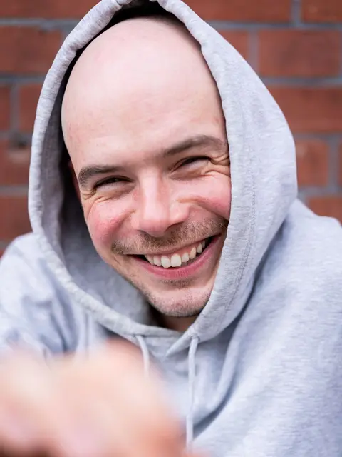 Comedian Enrico Ledzinski ist in Buxtehude geboren und aufgewachsen, lebt aber seit anderthalb Jahren in Berlin, wo er sich in der Stand-Up-Szene etabliert hat | Foto: Ledzinski