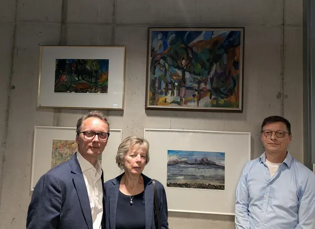 Monika Mönkemeier, Ehefrau des verstorbenen Malers Gerhard, und ihre Söhne Nils (links) und Oliver (rechts), freuen sich, dass die Gemälde wieder in der Sparkasse zu sehen sind. | Foto: Sparkasse Harburg-Buxtehude