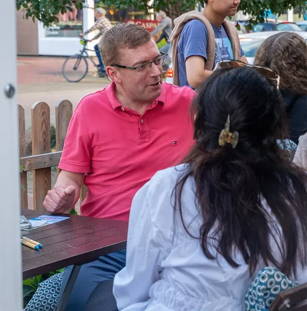 Unkompliziert konnten junge Wähler mit Bürgermeisterkandidat Dirk Hirsch ins Gespräch kommen | Foto: Max Müller