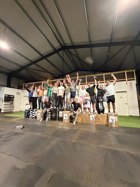 Siegerehrung: die erst- bis drittplatzierten Teams mit Fitnessstudio-Inhaberin Freya Petersen (vorne li.) und Coach Finja Schulenburg | Foto: Mirko Köllmann