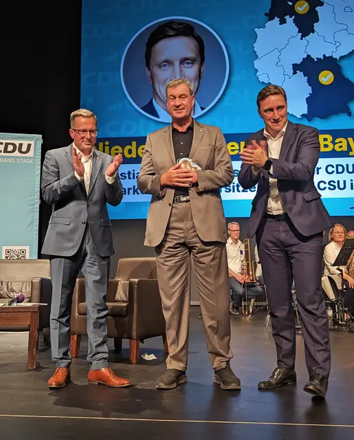 Dank von Landrat Kai Seefried (li.) und CDU-Landeschef Sebastian Lechner (re.) an Markus Söder | Foto: jd