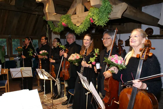 Mitglieder der „Symphoniker Hamburg“ spielen unter der Leitung von Frau Ute Leschhorn-Kataoka feine Klassik | Foto: Bäuerliches Hauswesen Bliedersdorf e. V.