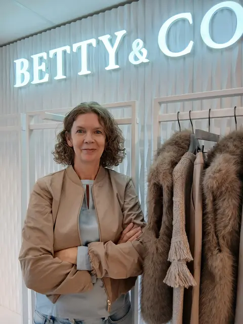 Geschäftsleitung Claudia Eggert: "Feiern Sie mit uns die Neuereröffung mit tollen Angeboten!" | Foto: Green Tex / Betty Barclay Store Hittfeld