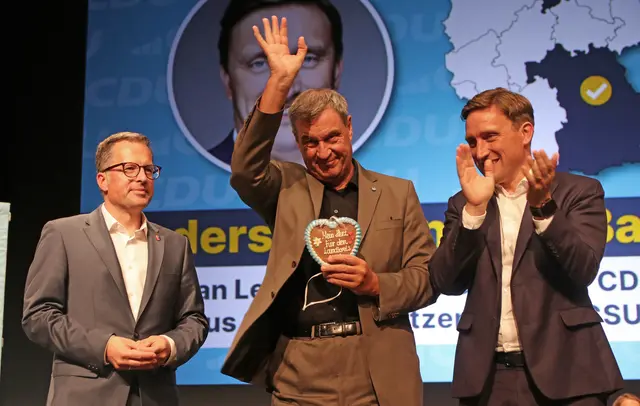 Markus Söder bekam von Kai Seefried ein Lebkuchenherz überreicht. Söders Kommentar: "Beim Oktoberfest sind die Lebkuchenherzen größer" | Foto: jd