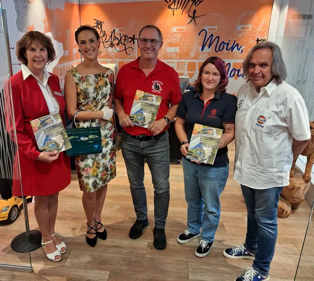 Bei der Spendenübergabe (v. li.): Susanne Brüggemann, Nele Hobst (beide Jugendrotkreuz),  Thorsten Rieckmann (Vorsitzender des Feuerwehr-Fördervereins), Feuerwehr- Jugendwartin Kristin Hacker und Jürgen Vanheiden (Verein Oldtimerfreunde Winsen e.V.) | Foto: Giese