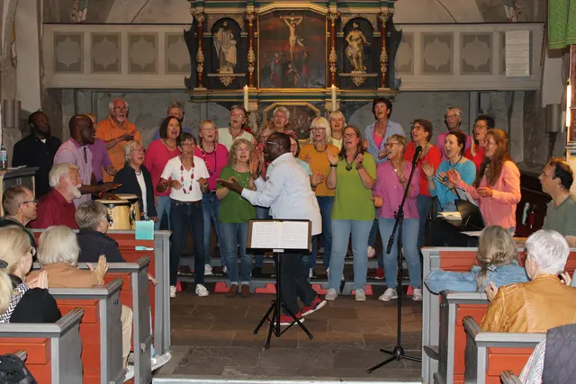 Beim Kirchenkonzert: der Gospelchor "Spirit of St. John" mit dem afrikanischen Sänger, Musiker und Chorleiter Ady Ariwodo (vorne) | Foto: ce