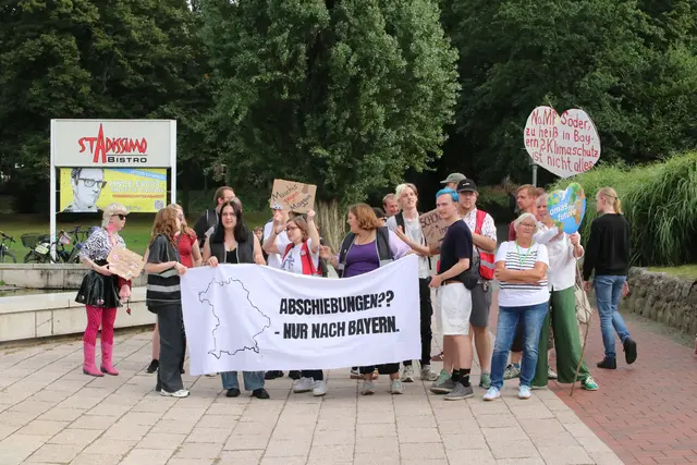 Draußen vor dem Stadeum protestierten Jusos, Linksjugend und Grüne Jugend | Foto: jd