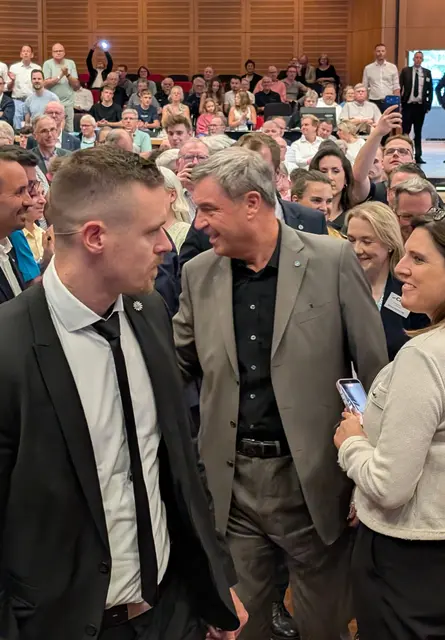 Markus Söder auf dem Weg zur Bühne | Foto: jd