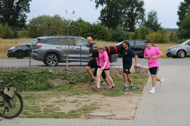 Ein 800-Meter-Lauf mit einem 50-Kilo-Sandwurm gehörte zum Feuerwehr-Wettbewerb | Foto: ce