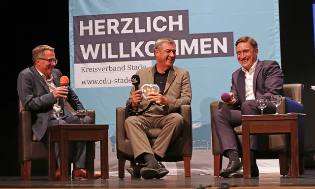 CSU-Chef Markus Söder (Mitte) im Polit-Talk mit Landrat Kai Seefried (li.) und dem CDU-Landesvorsitzenden Sebastian Lechner | Foto: jd