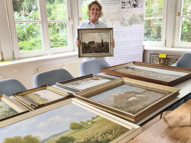 Katja Bodis, Mitglied des Kuratoriums der Bürgerstiftung Hanstedt, beim Sichten der verschiedenen Motive. Insgesamt werden 70 Bilder des Heidemaklers präsentiert. 

  | Foto: Ines Westphalen