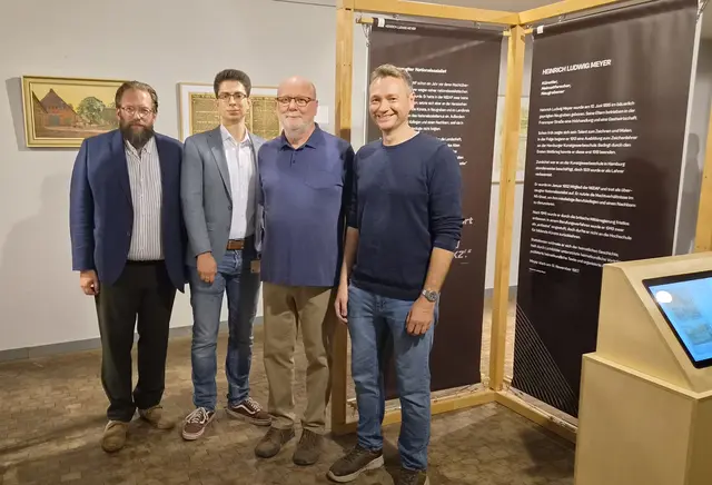 Die Mitwirkenden in der eröffneten Ausstellung im Freilichtmuseum am Kiekeberg, v.l. Stefan Zimmermann, Museumsdirektor des Freilichtmuseums am Kiekeberg; Chris Stölting, Kurator der Ausstellung; Gunter Buck, ehrenamtlicher Mitarbeiter der Geschichtswerkstatt Süderelbe; Arndt-Hinrich Ernst, Kreisarchivar des Landkreises Harburg | Foto: FLMK