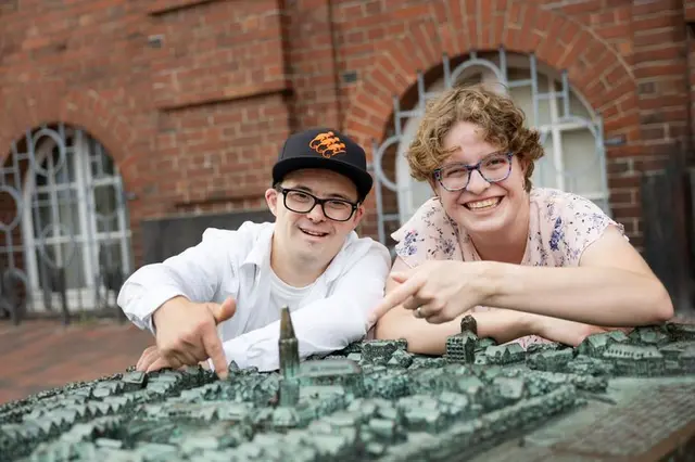  Roman und Joanna freuen sich auf das inklusive Stadtfest am 5. September mit Musik und Mitmachaktionen | Foto: Janice Bücker