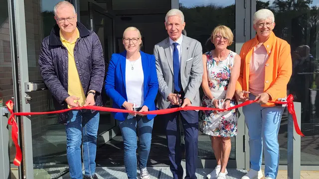 Nun ist die Halle offiziell eröffnet. Stefan Birkner (v. li., Schulleiter Gymnasium Tostedt), Tostedts Bürgermeisterin Nadja Weippert (Grüne), Landrat Rainer Rempe, Anja Scheele (Schulleiterin Schule Am Düvelshöpen) und Margit Müller (Schulleiterin Erich-Kästner-Realschule) | Foto: sh