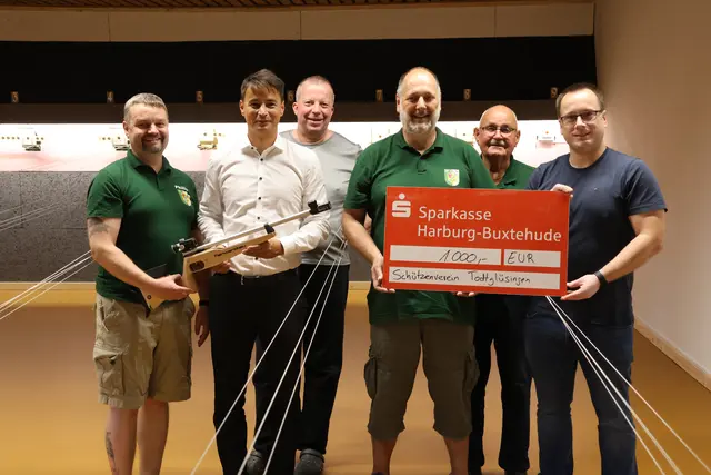 Dank für die Spende: Philipp Gehrken (v. li., Jugend Schießsport), Tim Beckmann (Sparkasse Harburg-Buxtehude), Rüdiger Wessling (Vorstand), Martin Munker (Jugend Schießsport), Klaus Potthoff (Jugend Schießsport) und Mirko Holste (Vorstand) | Foto: Friederike Kröger