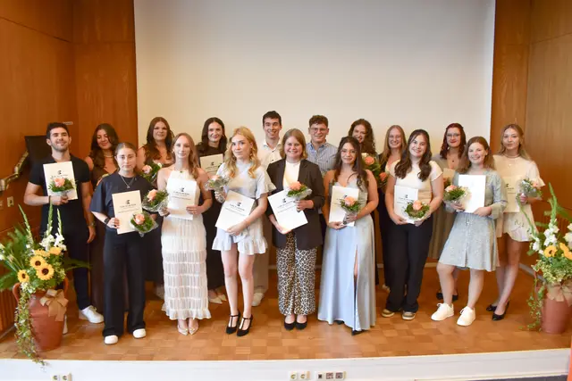 Nach ihrer erfolgreich abgeschlossenen Ausbildung erhielten die Absolventinnen und Absolventen der Pflegeschule am Elbe Klinikum Stade während einer Feierstunde ihre Zeug�nisse  | Foto: Elbe Kliniken