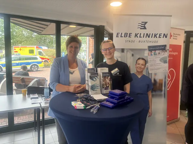 Sinikka Schröder, Schulleitung der Medizinischen Fachschulen MTR der Elbe Kliniken (v.l.), Laura Heintsch, Medizinpädagogin B.A. der Pflegeschule | Foto: sts