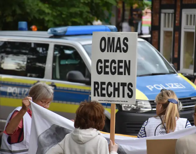 Omas gegen Rechts hatten zu der Demonstration aufgerufen | Foto: Axel-Holger Haase