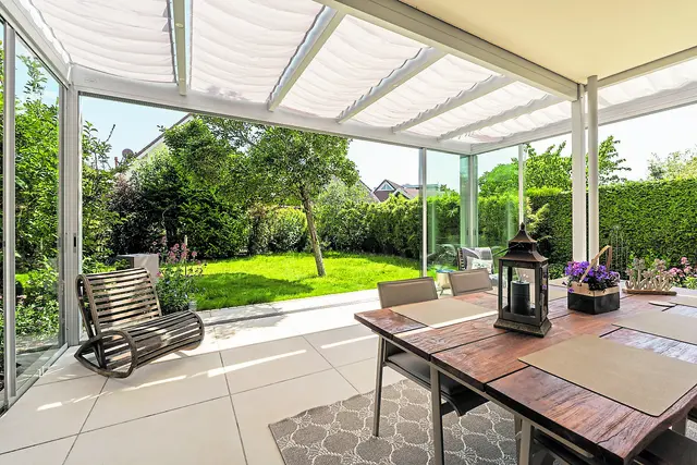 Mit einem Outdoor-Wohnzimmer verlängert der Eigentümer die Freiluftsaison am Haus | Foto: Maderos