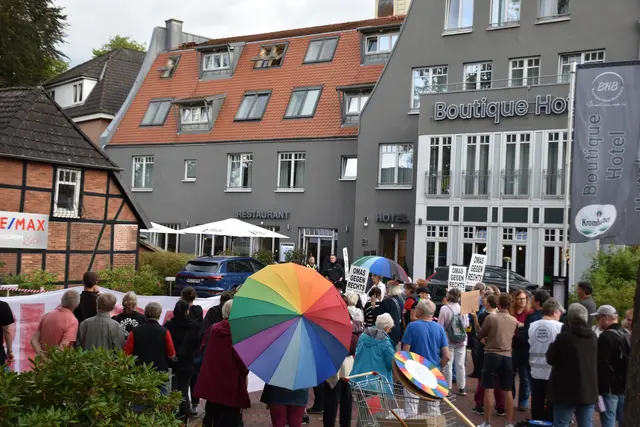 Die Protestaktion verlief bis auf einiges Pfeifen ruhig | Foto: Axel-Holger Haase