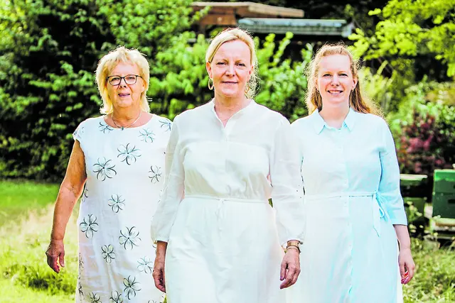 Drei Generationen (v. li.) stehen für Beständigkeit: Firmengründerin Sigrid Hartig, Tochter Yasmine Hildebrandt und ihre Tochter Michelle Hildebrandt | Foto: Michelle Hildebrandt