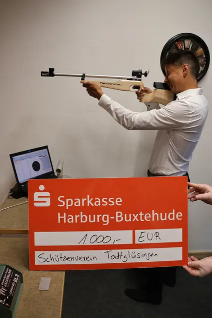 Tim Beckmann von der Sparkasse probierte das neue Lichtpunktgewehr gleich einmal aus | Foto: Friederike Kröger