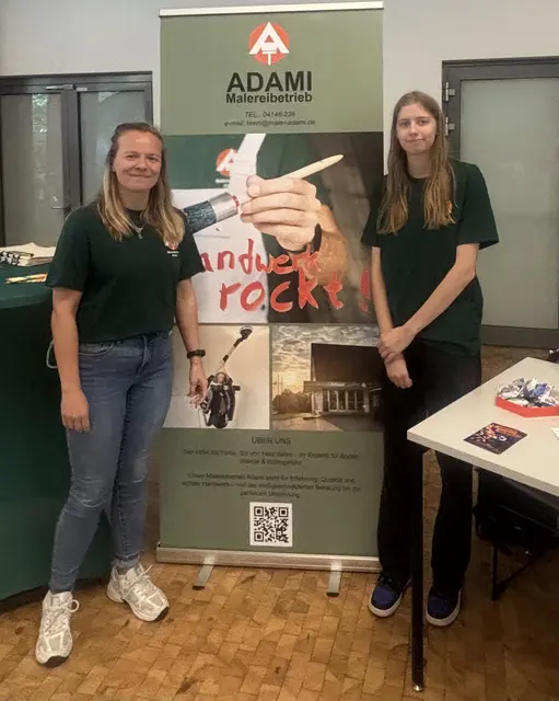 Der Familienbetrieb Malerei Adami:  Inhaberin Lisa Adami - Wagner (v.li.)und Auszubildende Jule- Ve Vollmers | Foto: sts