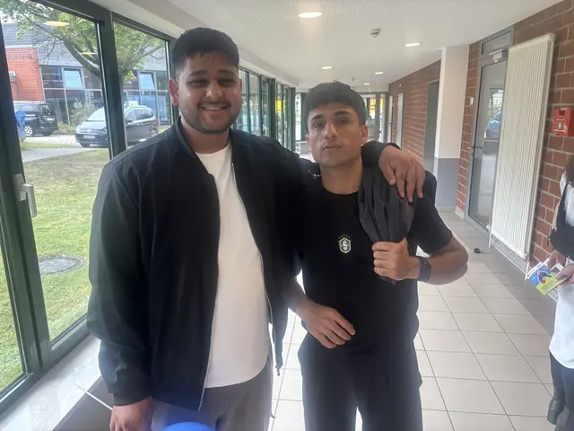 Elham Habibi (20) (v.li.) und Hamdullah Haidani (21) wollen in Kürze Ausbildungen im handwerklichen Bereich beginnen | Foto: sts