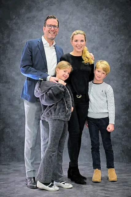 Familienmensch Bernhard Unger mit seiner Frau Sonja und den Kindern Clara  und Carl  | Foto: Privat