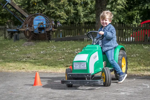 Kinder fahren auf Elektrotreckern beim Dampf- und Traktorentreffen  vom 12. bis 13.9. am Kiekeberg. | Foto: FLMK