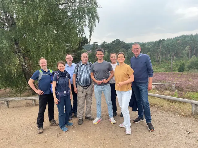 Um die wirtschaftliche Bedeutung des Wandertourismus tauschten sich auf dem Heidschnuckenweg aus (v. li.): Dr. Bernd Hartmann (Geschäftsführer des Deutschen Wanderverbandes), Liane Jordan (Leiterin Qualitätsmanagement Wanderbares Deutschland und Leading Quality Trails), Josef Nießen (Erster Kreisrat), Thomas Gemke (2. Vizepräsident des Wanderverbandes), Dr. Christoph Ploß (Bundestourismuskoordinator), Christiane Vogt (Koordinatorin des Heidschnuckenwegs), Annika Einhorn (Referentin des Bundestourismuskoordinators) und Uwe Blanck (Handeloher Bürgermeister) | Foto: Landkreis Harburg