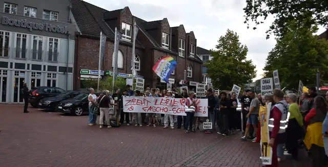 Vor dem Hotel-Eingang standen die rund 60 Demonstranten | Foto: Axel-Holger Haase