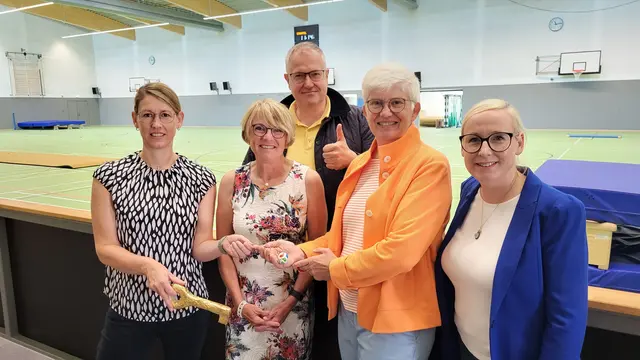 Endlich wurde der Schlüssel übergeben - sowohl symbolisch, als auch der echte. Monique Schiebeck (v. li. Gebäudewirtschaft Landkreis Harburg), Anja Scheele, Stefan Birkner, Margit Müller und Nadja Weippert | Foto: sh