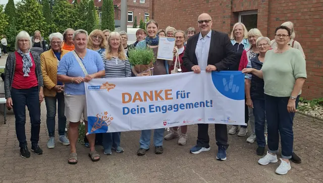 Bei der Ehrung: Tina Nebling (mit Urkunde und Blumen) mit Kai Uffelmann vom Kreissportbund-Vorstand und Mitgliedern des Hundener Tischtennisvereins | Foto: KSB Harburg-Land
