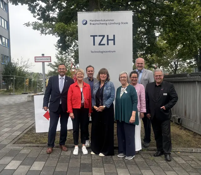 Ausbildungsmesse im TZH: Thorsten Heinze, Erster Kreisrat (v.li.), Dagmar Froelich, Vorsitzende der Geschäftsführung, Agentur für Arbeit Stade, Dirk Immken, Leiter Aus- und Weiterbildung, IHK Elbe-Weser, Dr. Anja Wode, Geschäftsführerin, Jobcenter im Landkreis Stade und das Team der Handwerkskammer Braunschweig-Lüneburg-Stade: Judith Kraus, Abteilungsleiterin Bildungsmarketing, Claudia Teller, Abteilungsleiterin Nachwuchsbewerbung und Ausbildungsberatung, Jürgen Knoll, Abteilungsleiter des Technologiezentrums und Dr. Thomas Felleckner, Geschäftsbereichleiter der Technologiezentren | Foto: sts