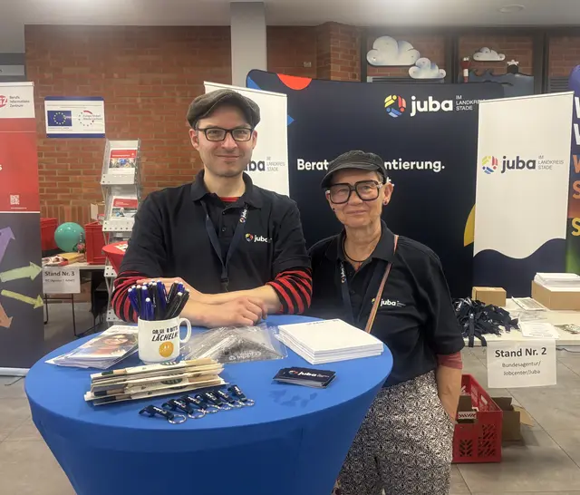 Oliver Kogge (li.) mit seiner Kollegin vom Pro Aktiv Center in Buxtehude | Foto: sts