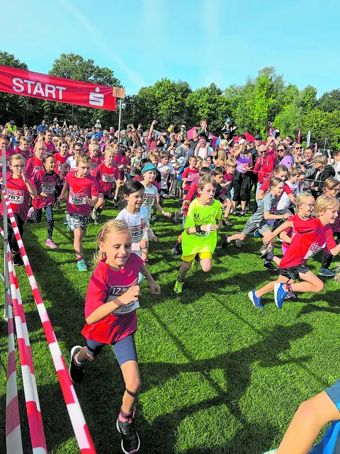 Am Start warten die Läufer erwartungsvoll auf den Beginn der verschiedenen Laufstrecken. Hier erfolgt der Lauf der Kinder   | Foto: Verein