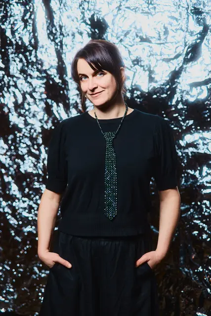 Satirikerin Ella Carina Werner erzählt in ihrem neuen Buch von ihrem Leben in einer feministischen Punkband | Foto: Julia Schwendner