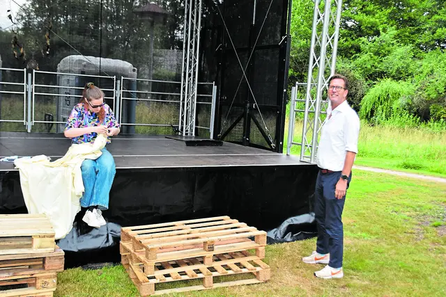 Bernhard Unger half dabei, das erste Musik-Festival auf dem Gelände des Museumsdorfs Seppensen zu initiieren. Hier beim Aufbau | Foto: Axel-Holger Haase