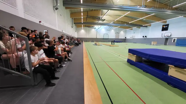 Eine tolle Sporthalle, die ohne die Tribüne undenkbar wäre | Foto: sh