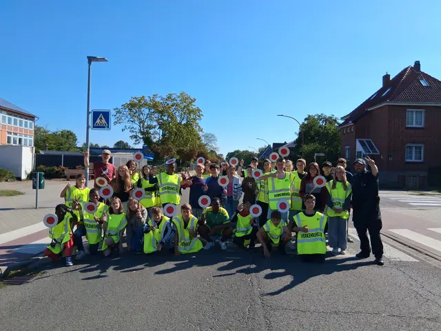 Die neuen Verkehrshelfer mit dem Arndt von Diepenbroick (hi. li.), Mobilitätsbeauftragter der Eckermann-Schule, und Bartlomiej Ogorzalek, Kontaktbeamter der Winsener Polizei | Foto: Neises