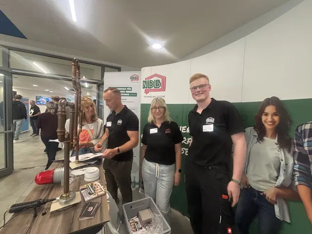 Keno Tapken, Projektleiter bei der Firma NDB (28), Birgit Heinrich, Ausbilderin (60), Fynn Mohr, Auzubildender (18) | Foto: sts