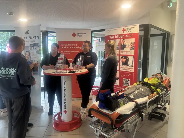 Informieren, austauschen, Perspektiven entdecken: Das DRK im Gespräch mit Messebesuchern | Foto: sts