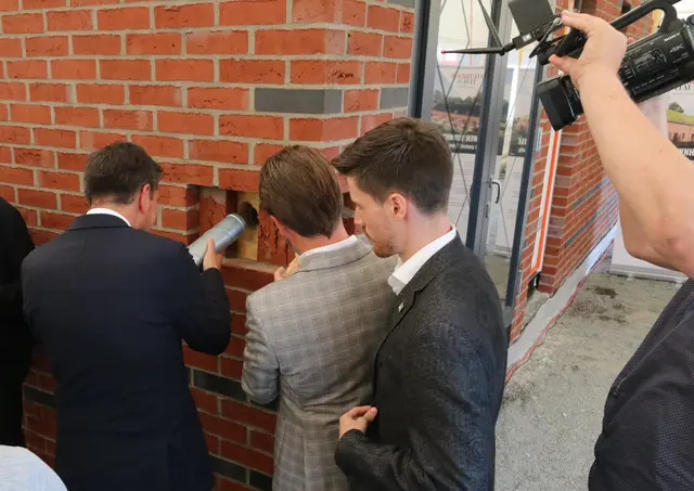Die Zeitkapsel kommt in die Mauer | Foto: jd
